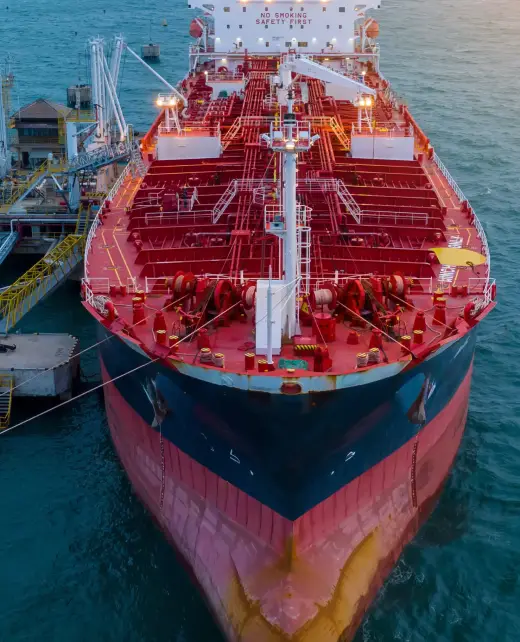 oil-tanker-ship-red-oil-tanker-runing-in-the-ocea-2024-12-08-01-00-07-utc copia